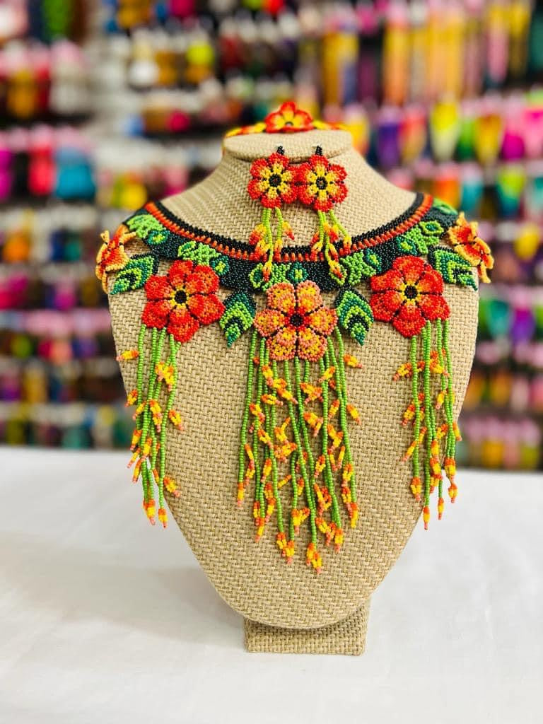Collar Flor huichol