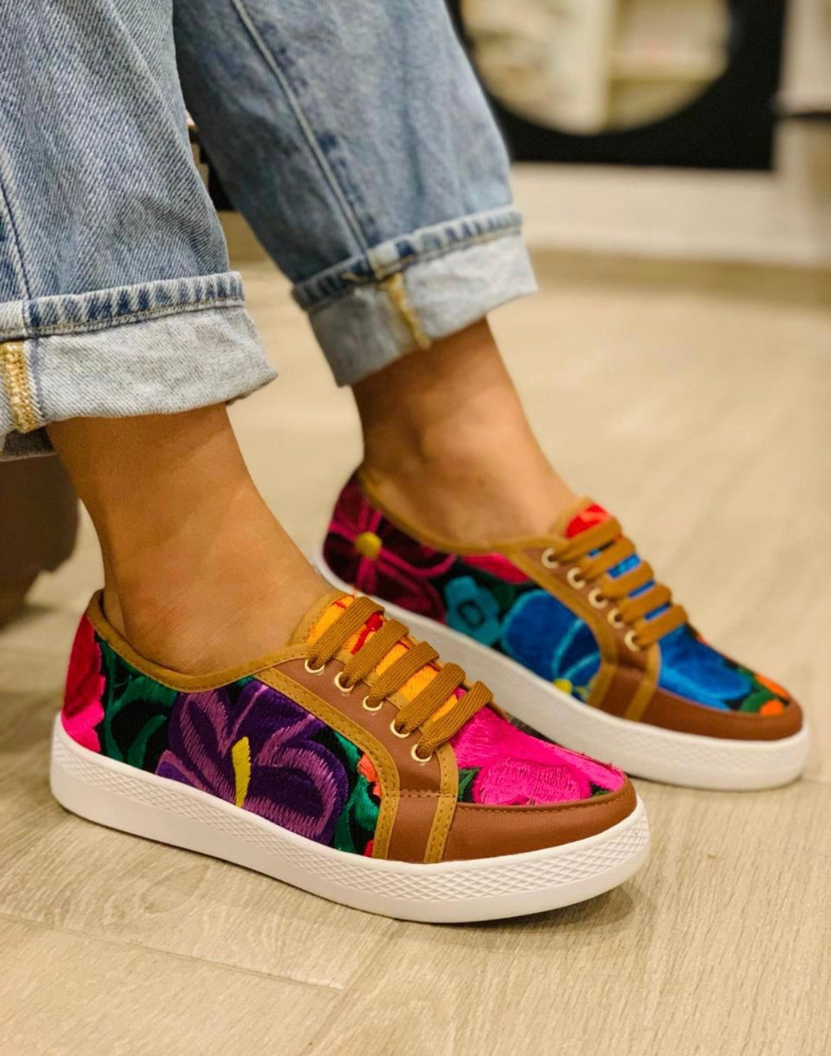 Tenis multicolor café