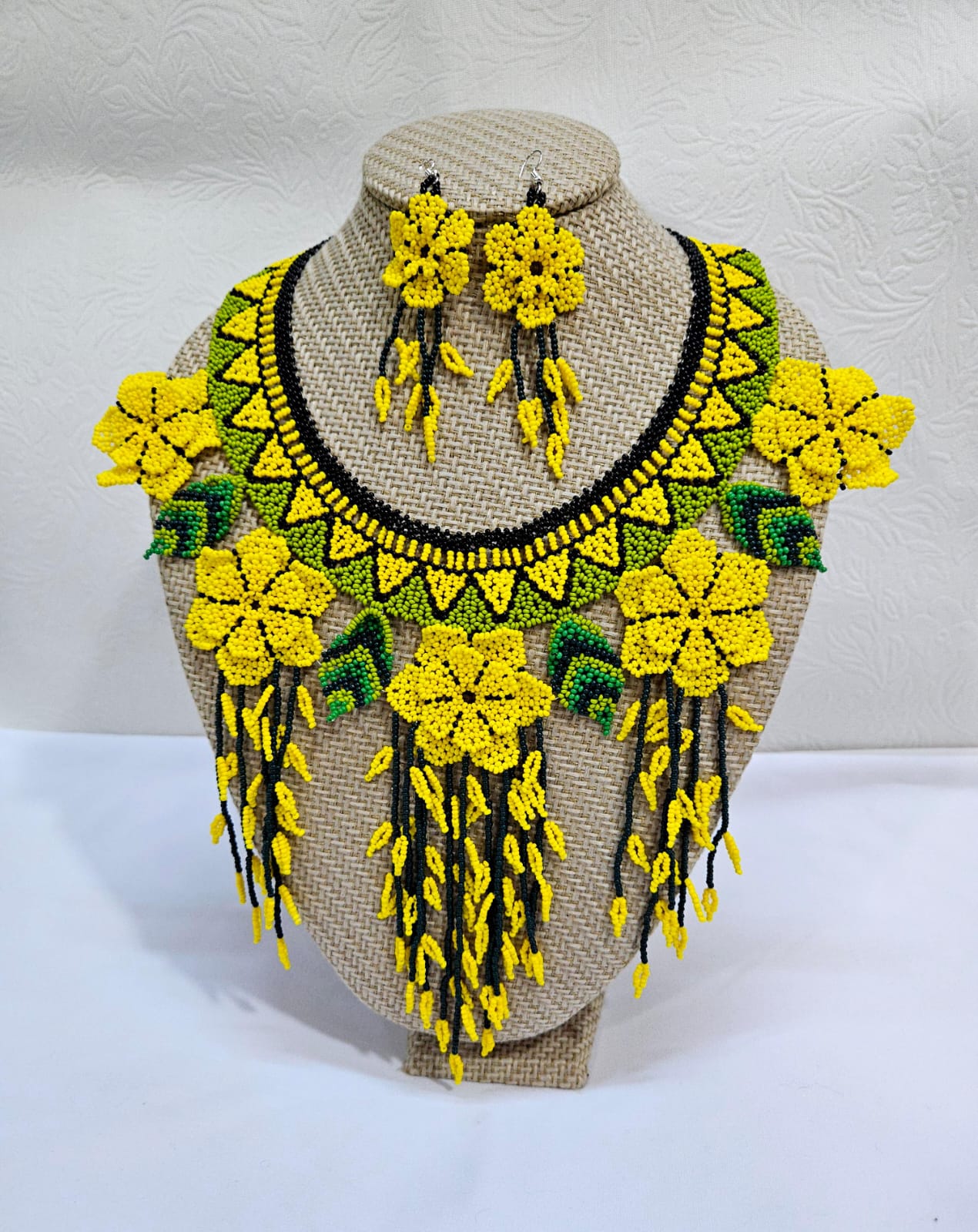 Collar Flor huichol