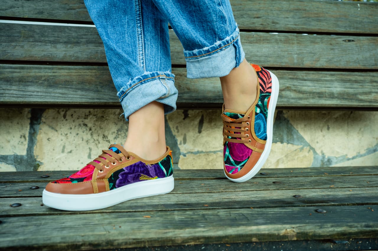 Tenis multicolor café
